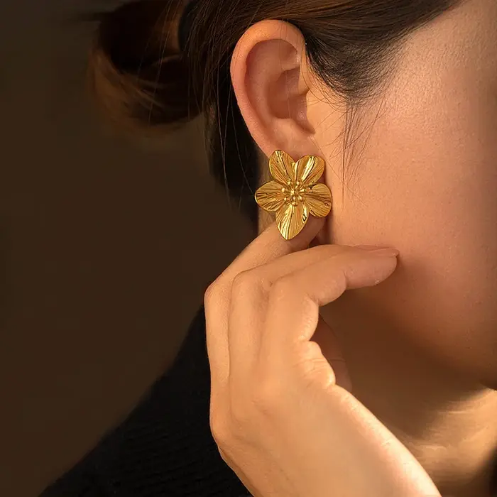 Boucles d'oreilles vintage à fleurs couleur or pour femmes, design classique et moderne, idéal pour les occasions spéciales et le quotidien