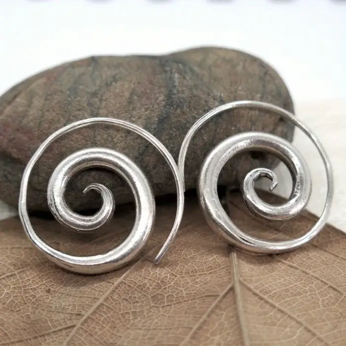 Boucles d'oreilles en spirale, boucles d'oreilles tribales simples et rustiques faites à la main, ce