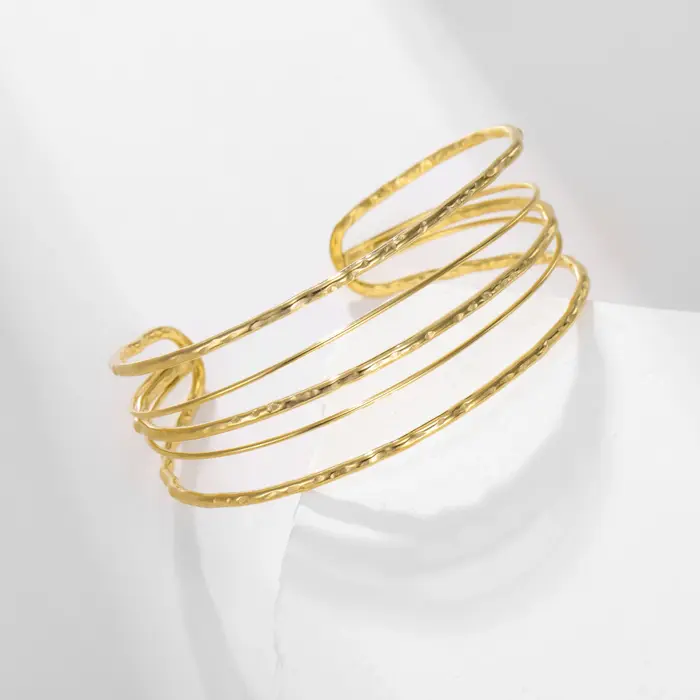 Bracelet Boho Cooltime en acier inoxydable pour femmes avec ouvertures minimalistes et finitions plaquées or rhodium pour occasions spéciales