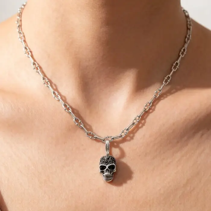 Collier à breloques pavé de crâne