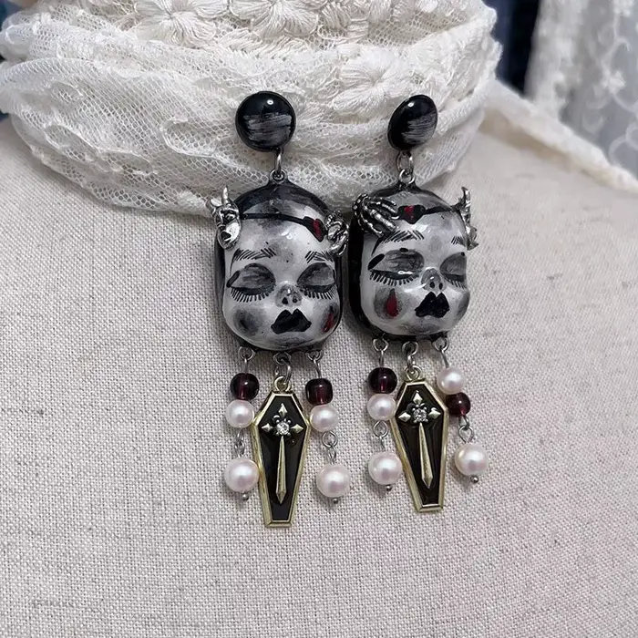 Boucles d'oreilles à clous de poupée foncée de style gothique avec un design personnalisé, en matériau en résine, sont des accessoires de bijoux pour femmes