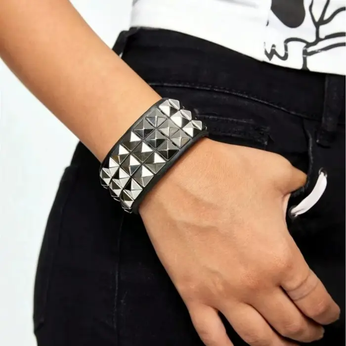 Nouveau Bracelet à ongles Punk Rivets