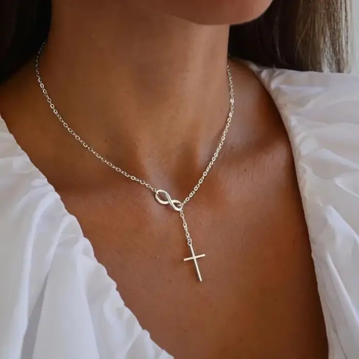 Collier avec pendentif symbole de l'infini à double pendentif