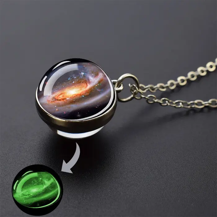 Collier avec pendentif boule de verre