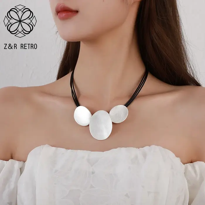 Collier en cuir avec pendentif en plaqué argent style vendange pour femmes occasions spéciales elegance moderne