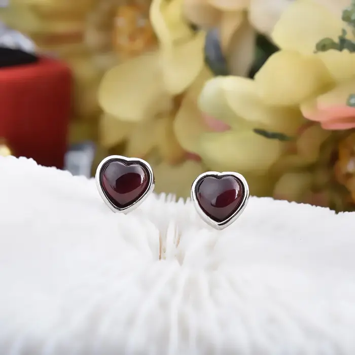 Boucles d'oreilles à clous en grenat naturel pour femme