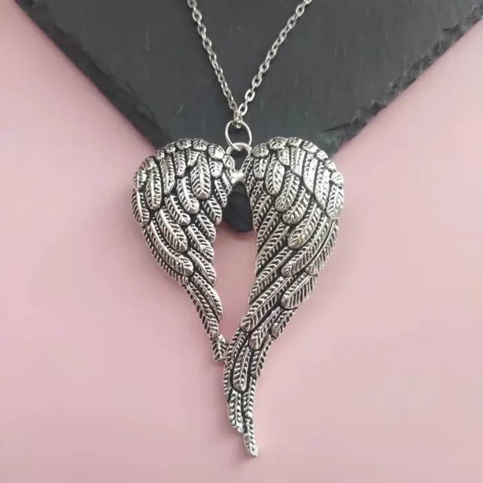 Collier vintage rétro unisex avec pendentif ailes d'ange en cuir noir pour femmes occassions spéciales