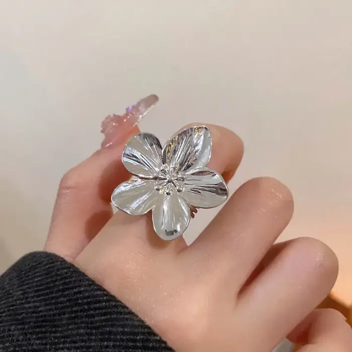 Bague en alliage de zinc avec motif floral pour femmes, élégante et résistante à l'eau, idéale pour les mariages, anniversaires et tous les jours