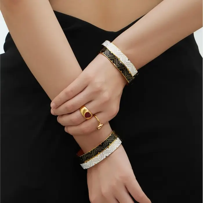 Bracelet à fleurs en émail noir blanc