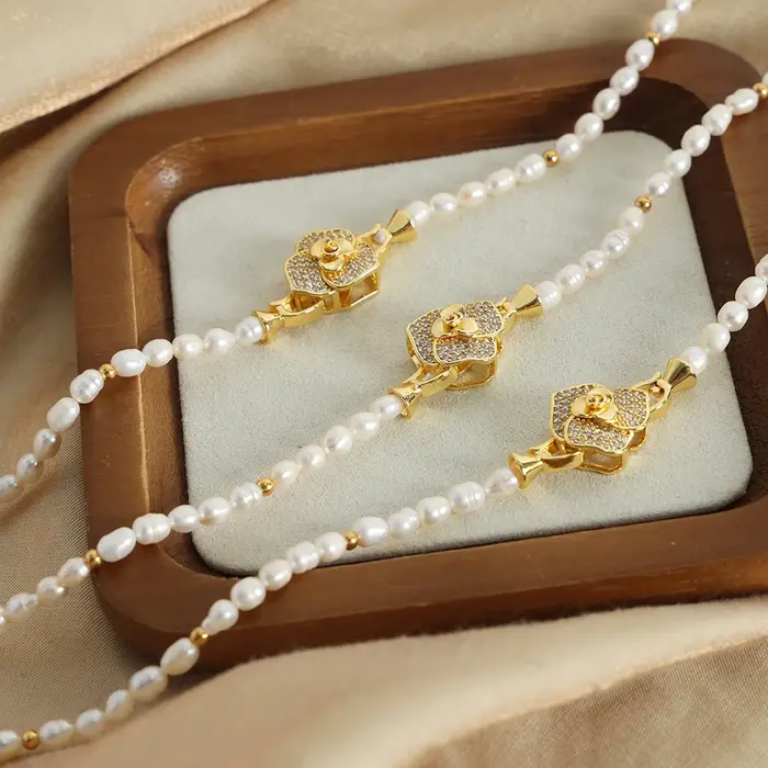 Collier de Perles d'Eau Douce Elégant Pendentif Fleur Cuivre Doré Strass Bijou Fiançailles Mariage Occasions Spéciales