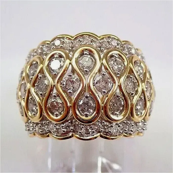 Bague Magnifique Plaqué Or avec Zirconiums Synthétiques Pavés pour Femme – Bijou de Mode Élégant pour Banquets et Festivals