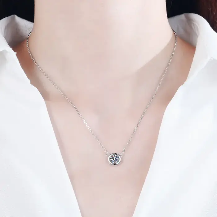 Collier Moissanite Argent Sterling 925 Plaqu&eacute; Or Blanc pour Femmes Occasions Sp&eacute;ciales Partie Anniversaire Mariage