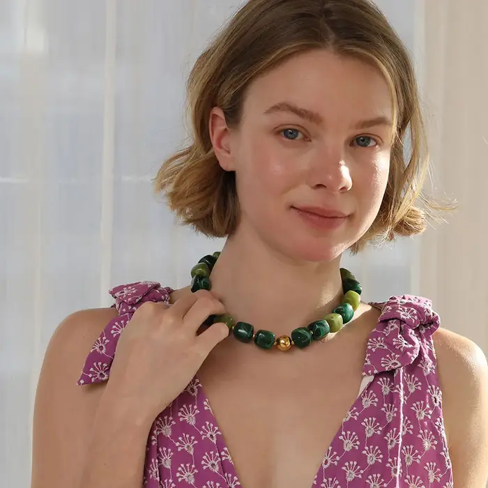 E.B.belle – collier de perles carrées en acrylique