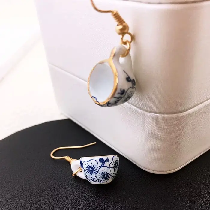 Boucles d'oreilles en céramique émaillée faites à la main pour femmes style rétro tasse à thé occasions spéciales vintage