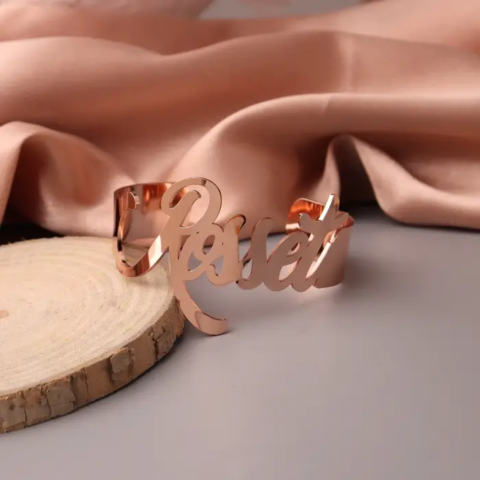 Bracelet personnalisé en acier inoxydable plaqué or avec nom pour femme, style punk, cadeau idéal pour les occasions spéciales