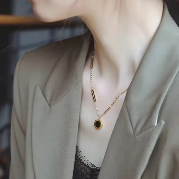 Collier plaquette numérique romaine en acier au titane pour femme bijou fantaisie élégant accessoire de fête pour occasions spéciales