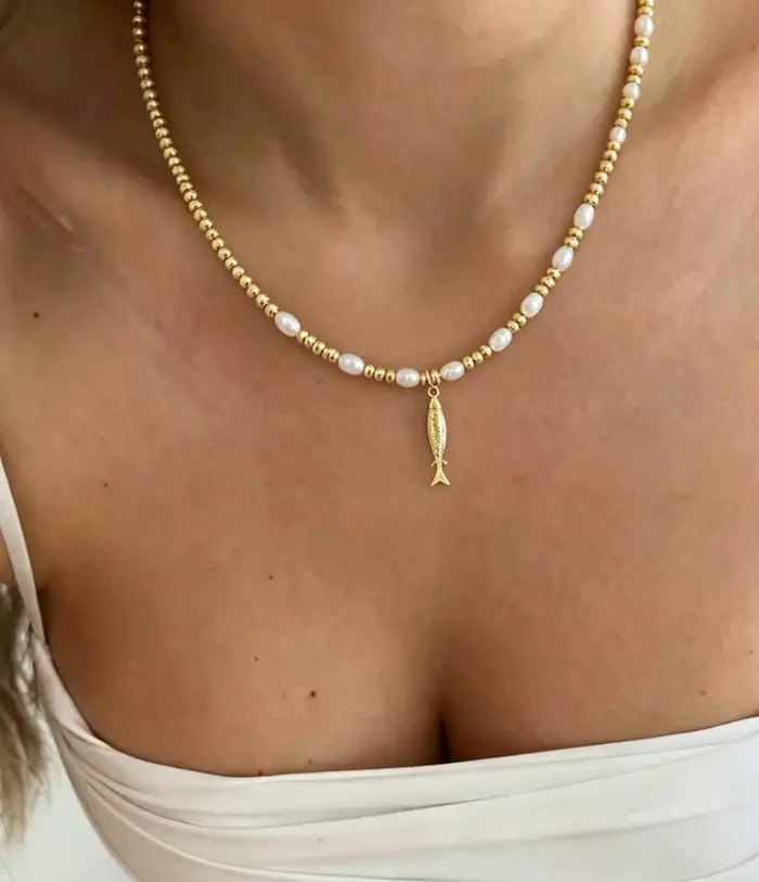 Collier élégant 2026 en acier inoxydable inaltérable avec perles naturelles et pendentif sardine