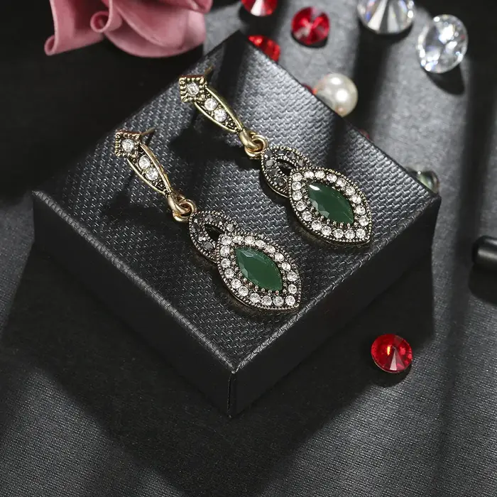 Boucles d'oreilles vintage créatives en alliage avec cristaux et émeraudes incrustés