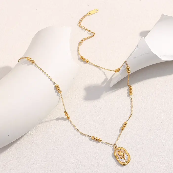 La. Collier de perles avec pendentif Rose Muses