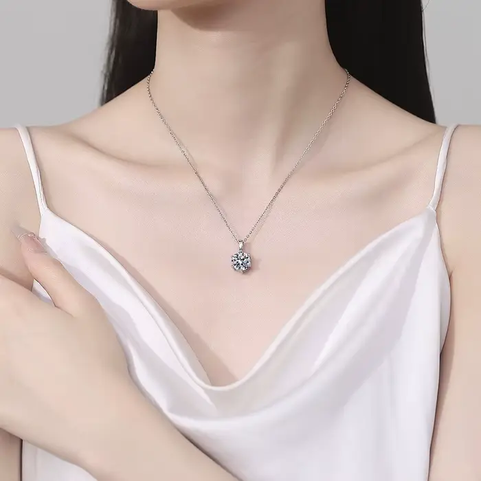 Collier Pendentif Classique Simple à Six Griffes en Moissanite Imitation Couleur Un Carat pour Femme, Bijou Polyvalent Tendance