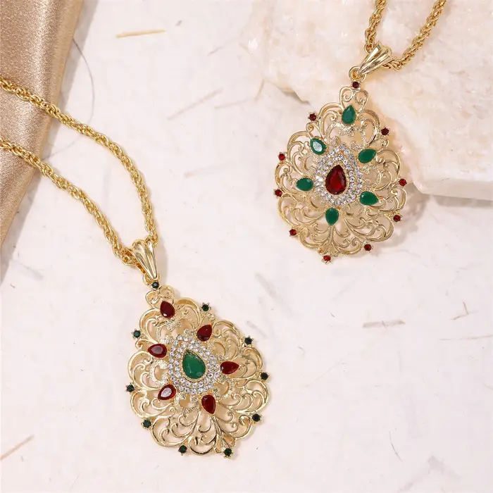 Pendentif en forme de goutte d'eau en biscuits incrustés de fleurs pour femmes élégant et sophistiqué pour diverses occasions