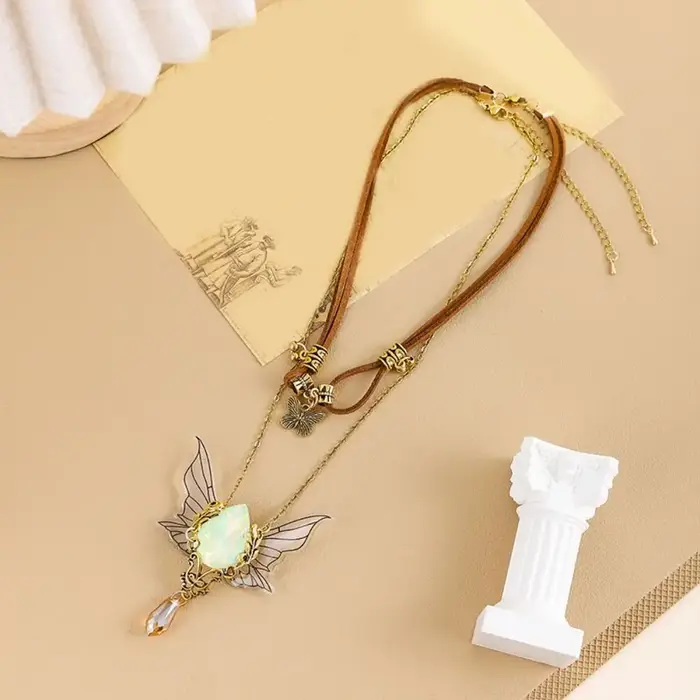 Collier vintage avec ailes en strass