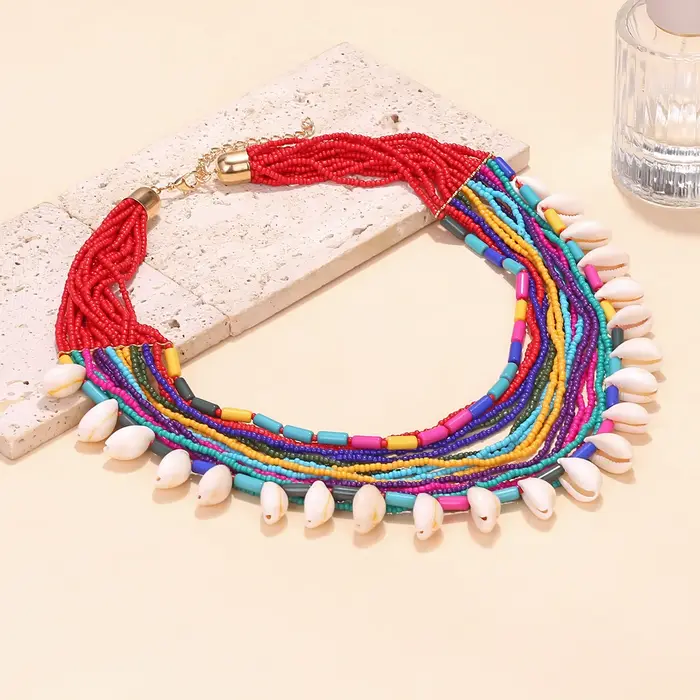 Collier artisanal multicolore en perles de rocaille avec pendentif coquillage pour femme