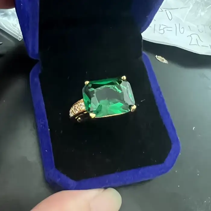 Bague de fiançailles en or 10 carats sertie d'émeraude de laboratoire pour femme occasions spéciales romantique et classique