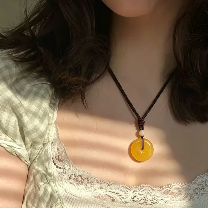 Pendentif en ambre naturel et cire d'abeille collier unisexe punk pour homme et femme cadeau anniversaire occasion spéciale