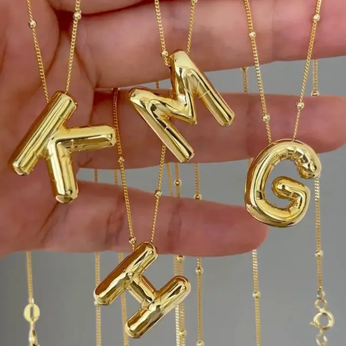 Collier avec initiales dorées pour femmes