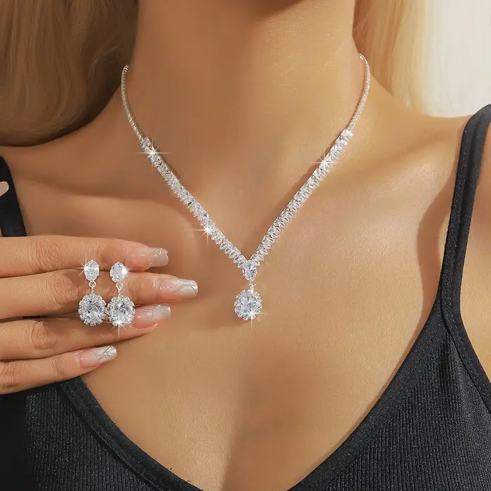 Ensemble collier et boucles d'oreilles en zircon - un bijou simple mais luxueux