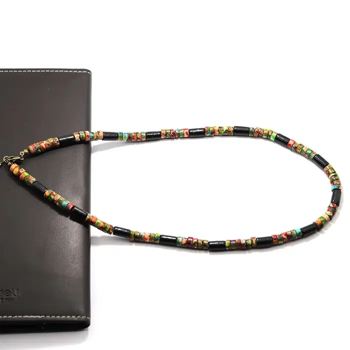 Collier ras du cou en bois naturel pour homme