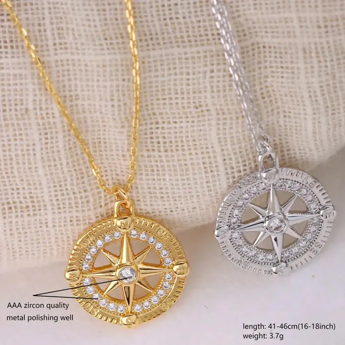 Collier pour femme Chamica plaqué or avec pendentif boussole et carte du monde