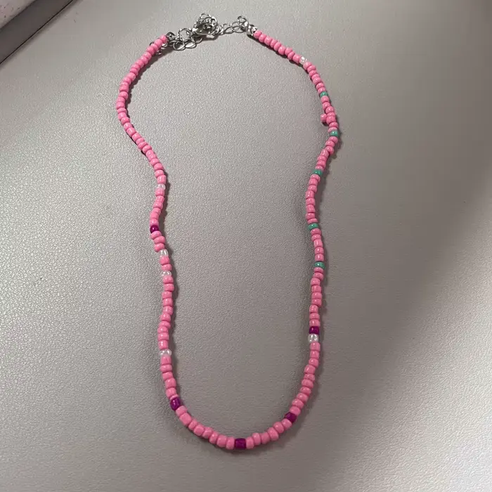 Collier Boho coloré avec petites perles de rocaille tissées pour femmes, ras du cou court fait à la 