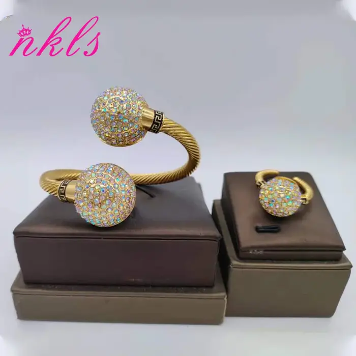 Bracelet de perles de couleur avec ensemble de bagues