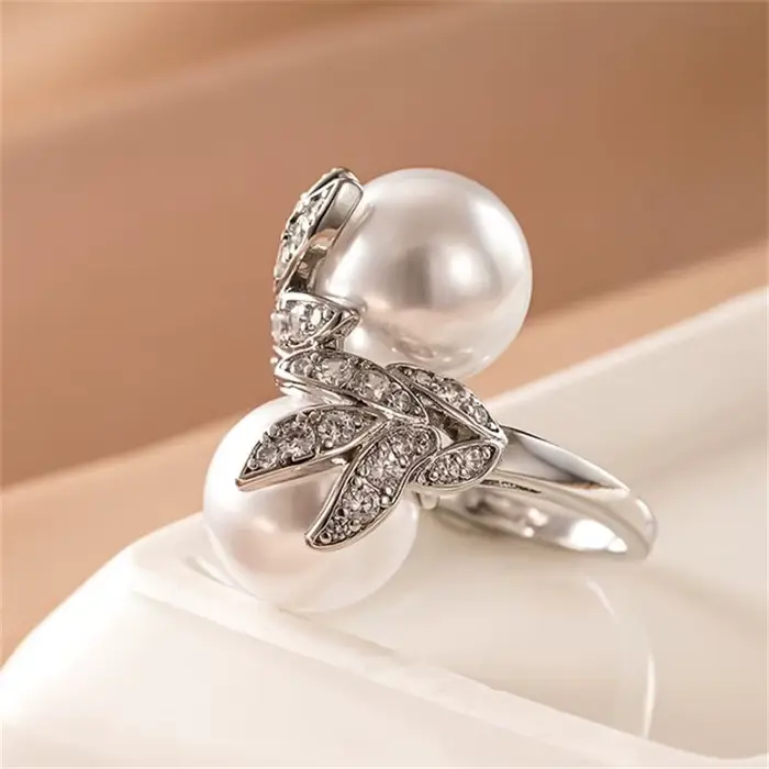 Bague en perles d'imitation pour femmes, design feuille élégante, bijou de fête pour occasions spéciales, mariage, fiançailles, accessoire de luxe avec incrustation de zirconium blanc