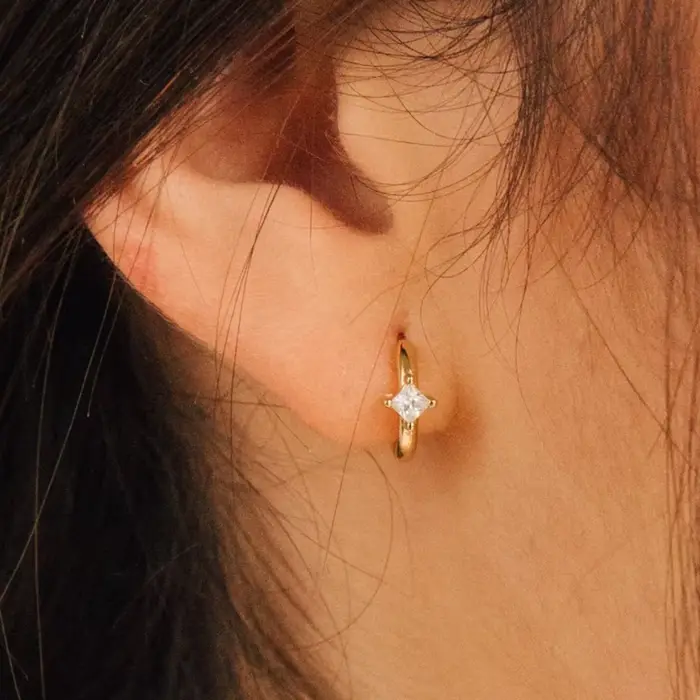 Boucles d'oreilles Huggie en forme de lobe d'oreille pour femmes, élégantes, scintillantes, petite pierre de naissance CZ, couleur or, empilables, minimalistes, délicates, bijoux pour femmes