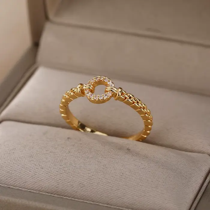 Bague en acier inoxydable plaquée or 18 carats avec zirconium blanc et noir pour femmes style punk rock occasions spéciales