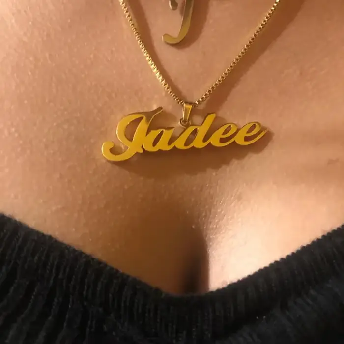 Collier personnalisé avec nom en or et chaîne en forme de boîte cadeau d'anniversaire pour femme occasions spéciales浪漫风的名字定制项链，黄金和盒链设计，适用于各种场合的女士生日礼物。