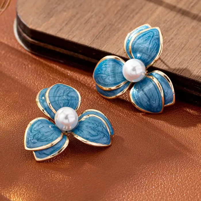 Une paire de boucles d'oreilles élégantes et décontractées de style Amazon transfrontalier avec un design floral en imitation perle à effet goutte d'huile pour femmes