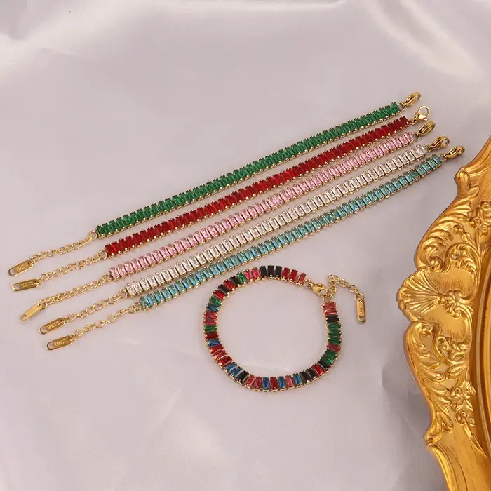 Collier ras du cou en acier inoxydable pour femme avec motifs cubiques et pierres précieuses artificielles pour occasions spéciales comme anniversaire, mariage, Noël et fêtes