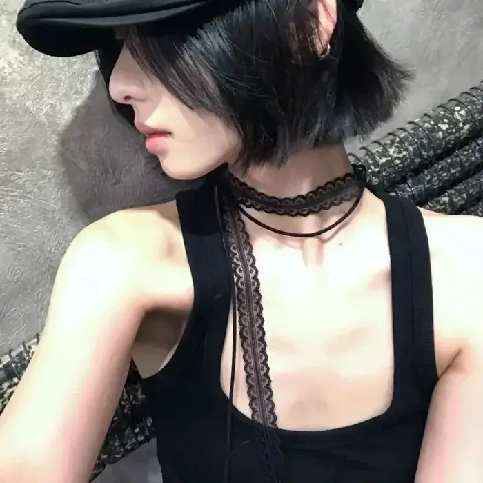 Collier en dentelle noire et blanche