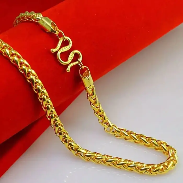Un collier chaîne plaqué or 24 carats