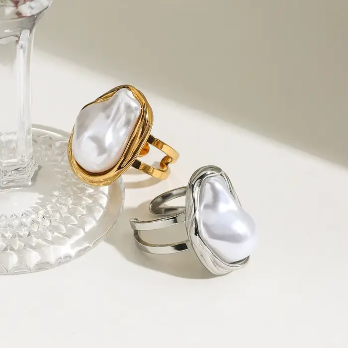 Bague en acier inoxydable plaqué or 18 carats avec perles baroques pour femmes style classique pour toutes les occasions