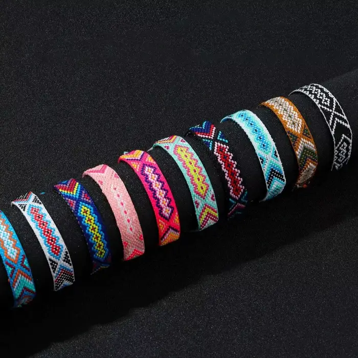Bracelets d'amitié tissés bohèmes avec fermeture à nœud coulissant en polyester pour femmes et filles pour diverses occasions et cadeaux d'amitié