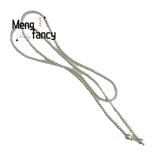 Ce collier de perles de verre de 130 cm de long peut être porté en plusieurs façons.