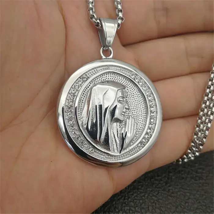 Collier Vierge Marie acier inoxydable plaqué or avec pendentif zirconium pour femmes occasions religieuses et soirées