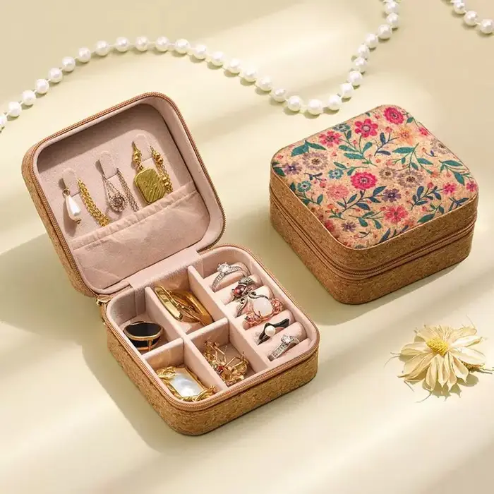 Boîte à bijoux en cuir pour femmes avec compartiments rangement mode boîte cadeau pour bagues colliers et bracelets occasions spéciales