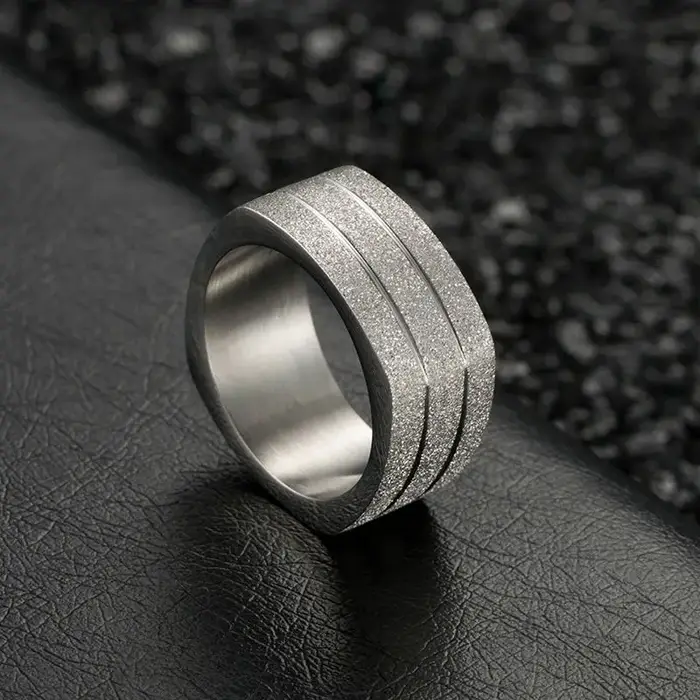 Bague conviviale rée plaquée or 24 carats pour homme