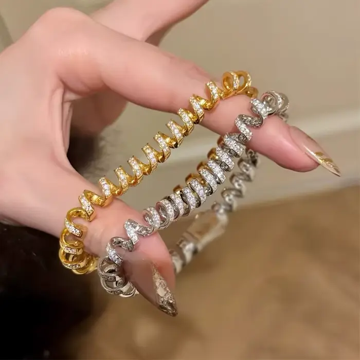 Bracelet jonc de luxe enroulé orné de diamants élégant pour femmes occasions spéciales style classique